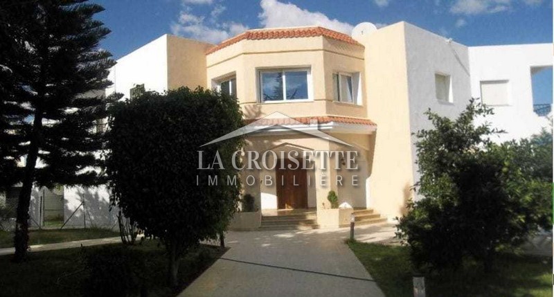 Villa s+7 avec piscine à la Soukra 